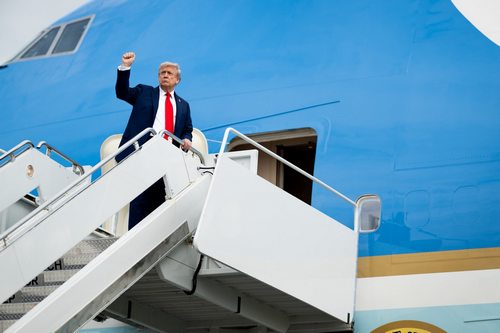 Трамп вилетів у Давос після повернення до США через несправність літака – CNN